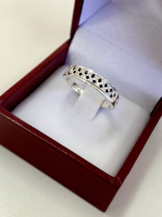 Anillo cintillo circones negro y blanco 💍